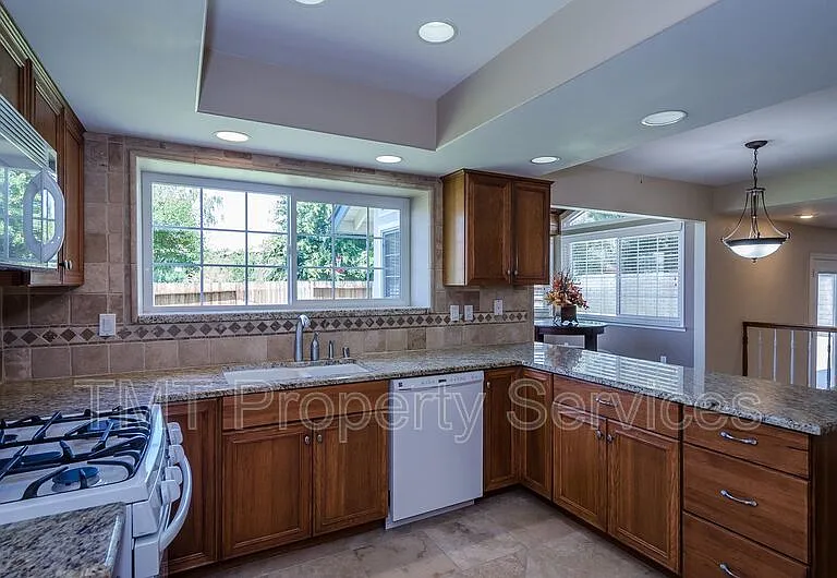485 Meadowbrook Dr — Photo 5