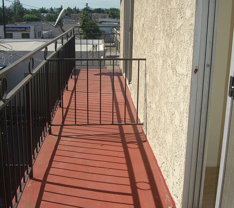 1st image of 16046 Wyandotte St APT 9