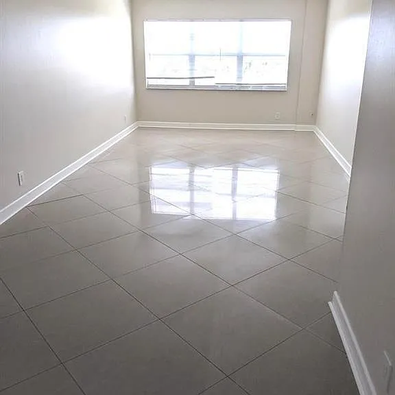 2555 NE 11th St #803 — Photo 3