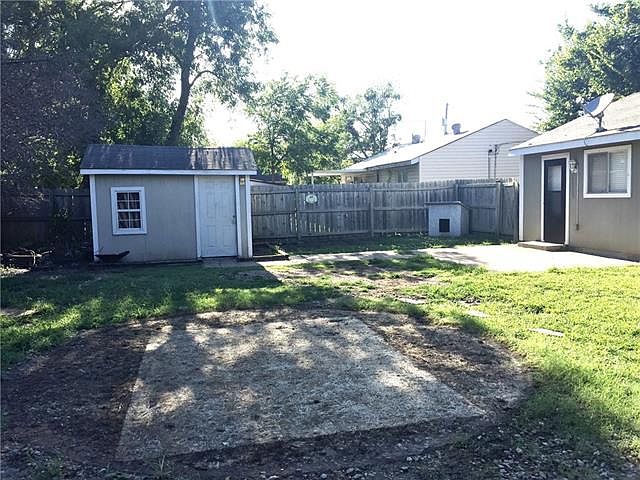 2nd image of 816 Marshall St