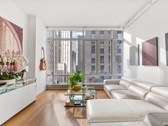 4th image of 18 W 48th St APT 12E