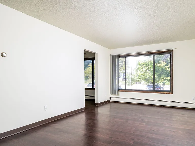 Xerxes Manor Apartments — Photo 23