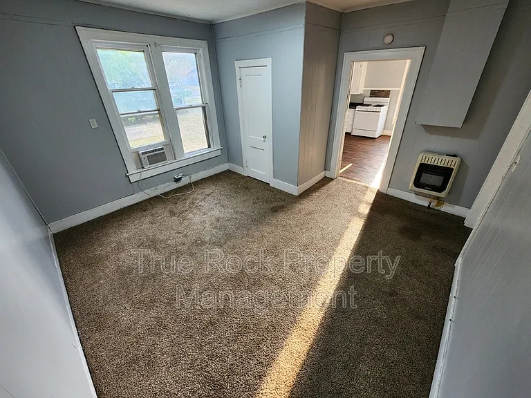 800 W 9th St — Photo 8