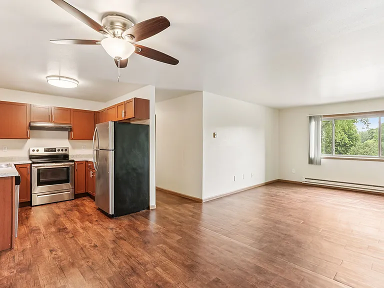 Woodfield Heights Apartments — Photo 32