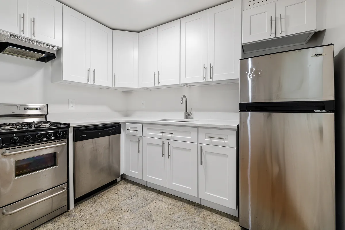 Building Photo - 123 E 54th St #8-C