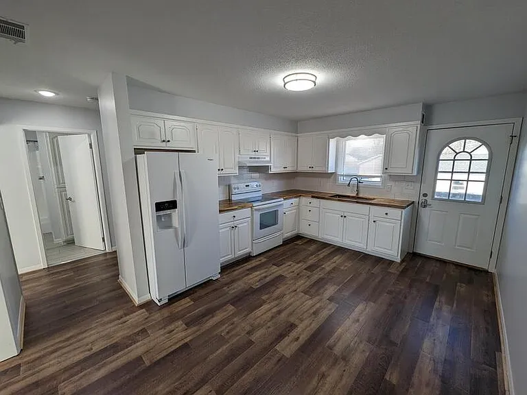 223 Carson St #3 — Photo 6
