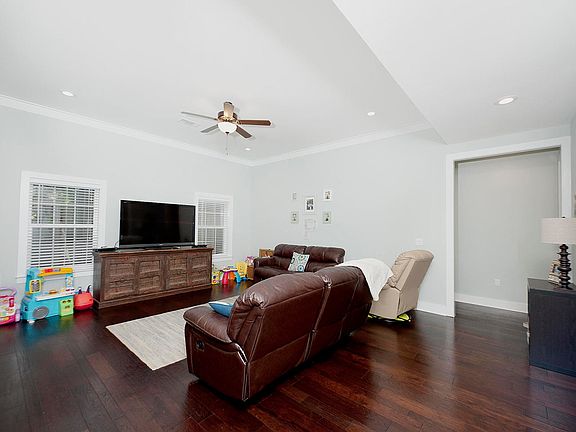 5th image of 322 Grand Oak Dr