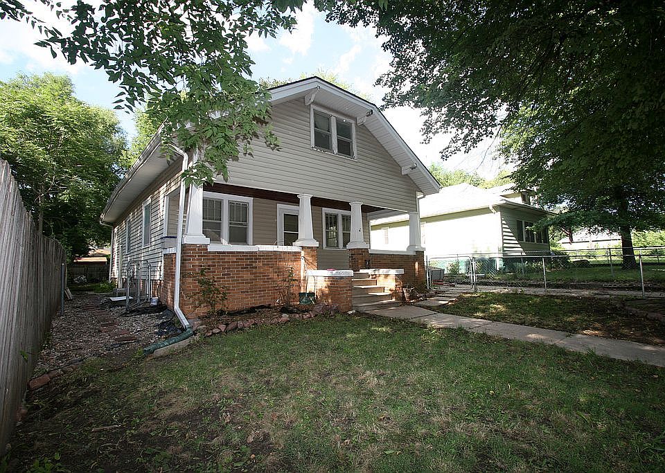Fully-fenced front/back yard