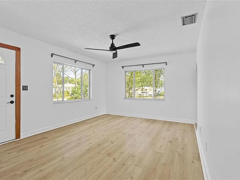 6206 S Foster Ave — Photo 4