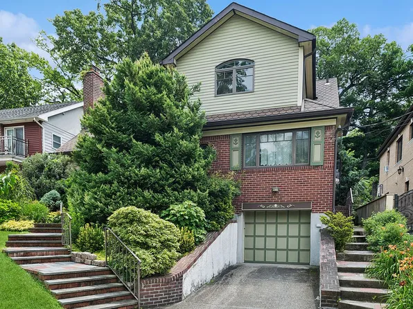 195-22 McLaughlin Ave, Hollis, NY 11423