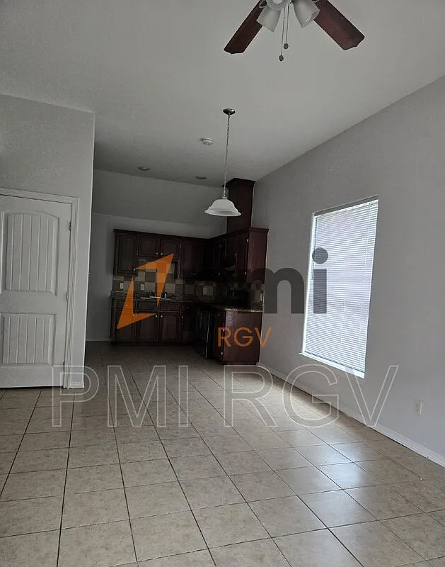 Building Photo - 112 W Amy Dr #C