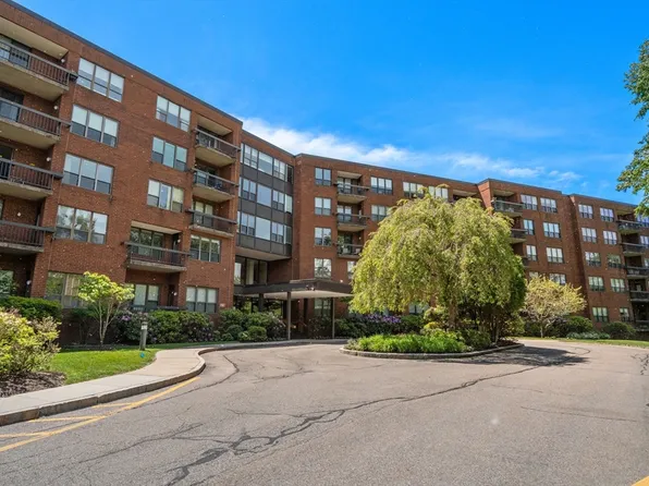 210 Nahanton St APT 219, Newton, MA 02459