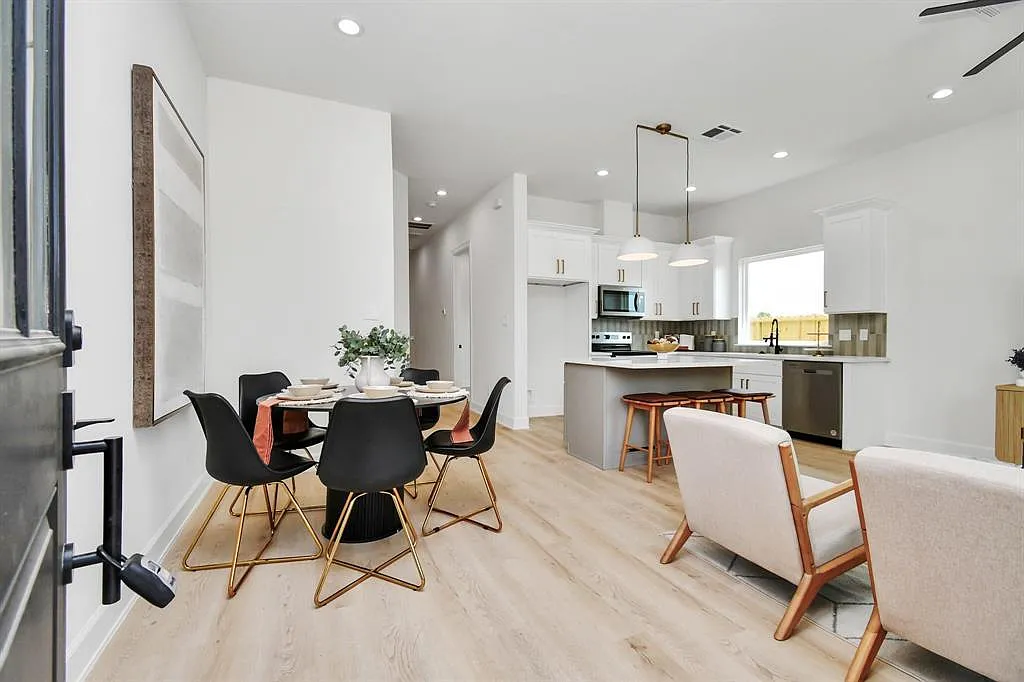 8324 Corinth St - 8324 Corinth St Unit A — Photo 2