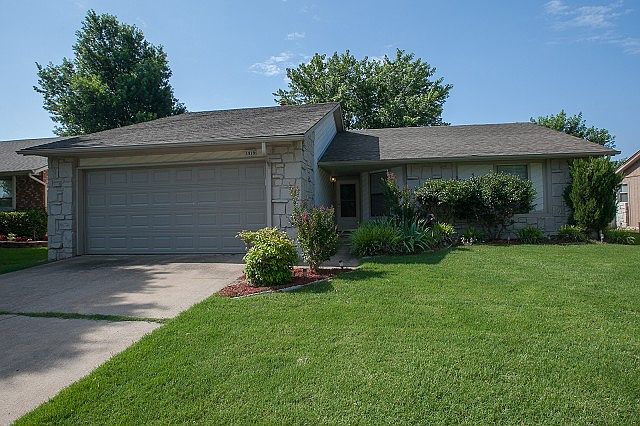 Front Exterior is nicely landscaped