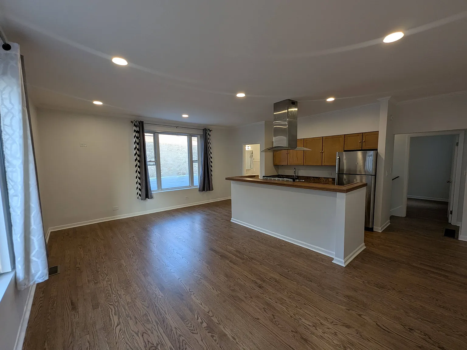 1 bed, 900 sqft, $2,000 — Photo 3