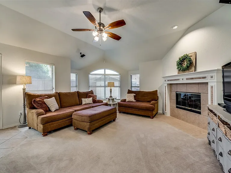 808 Amber Ct — Photo 14