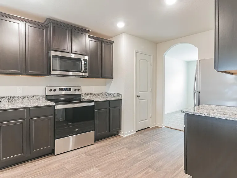 112 Allington Cir — Photo 2