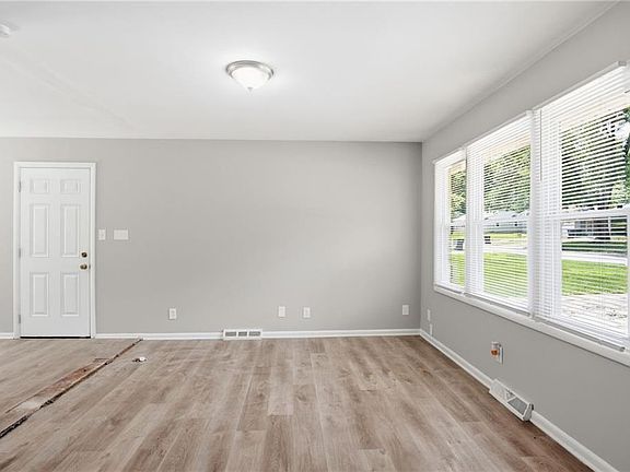 3rd image of 11215 Herrick Ave