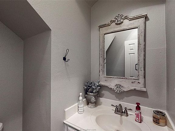 5th image of 1732 Heath Dr