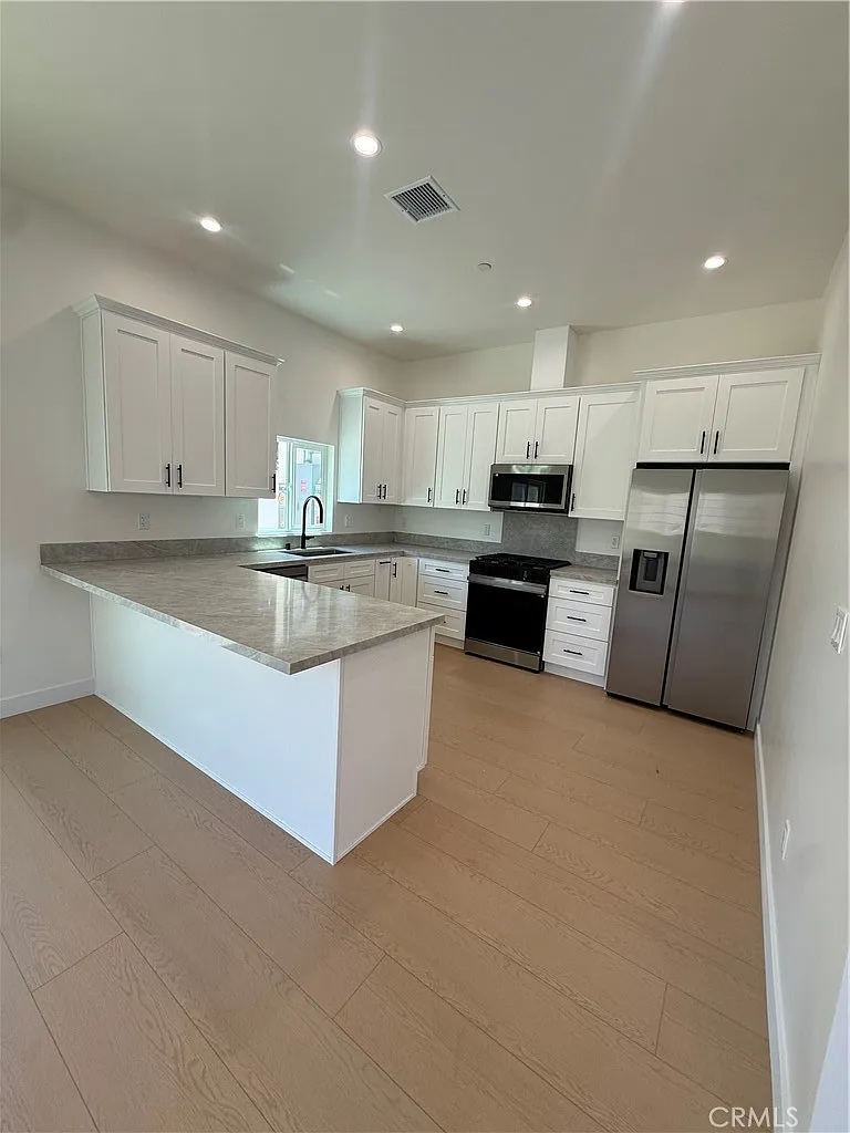 3 bed, 2.5 bath, 1500 sqft, $3,950 — Photo 2