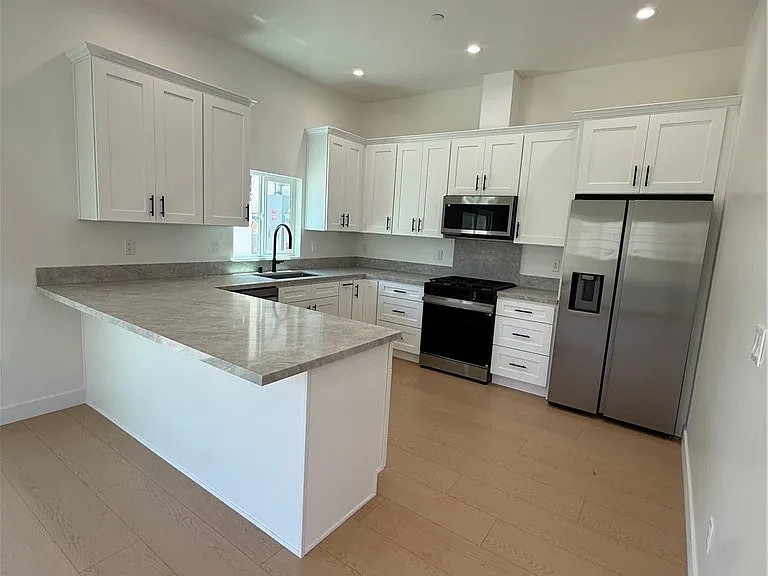10026 Norwich Ave — Photo 2