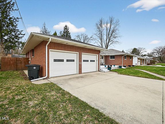 2nd image of 915 Carol Rd