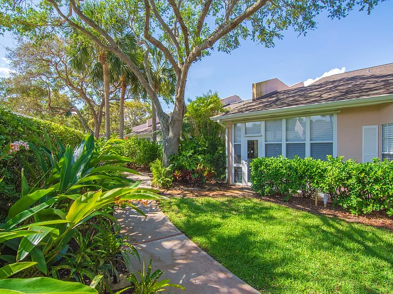 219 Park Shores Cir #B — Photo 24