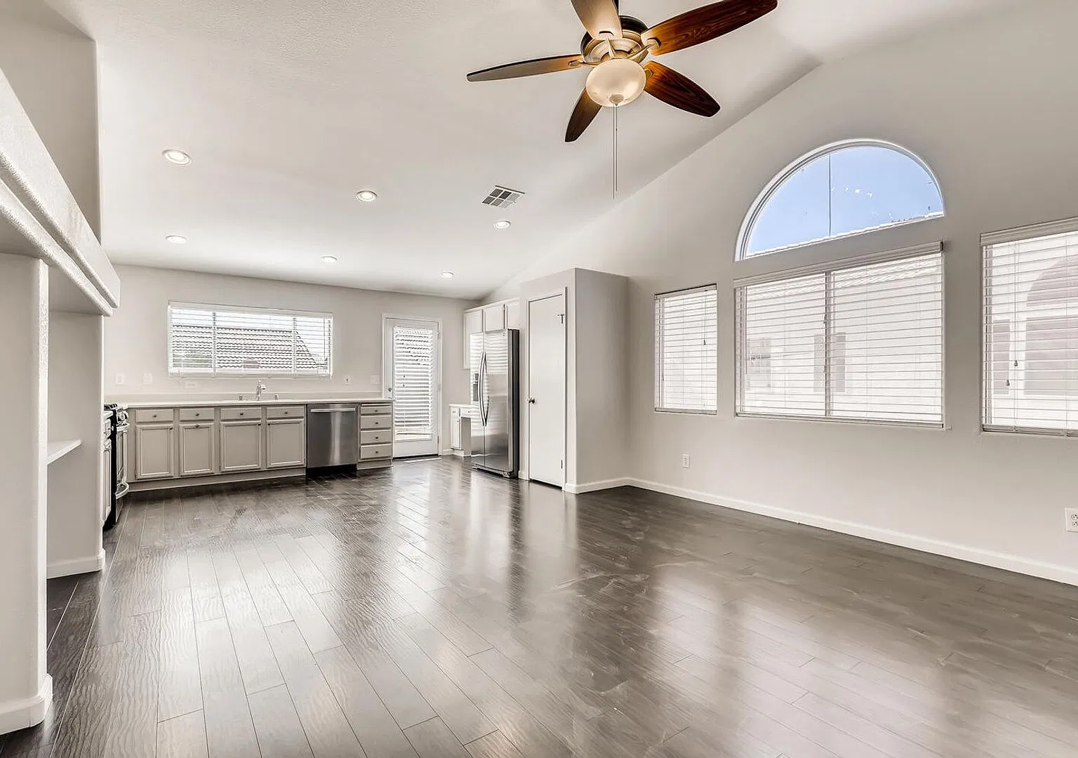 Gated 3-Bedroom Home in The Parks — Photo 2