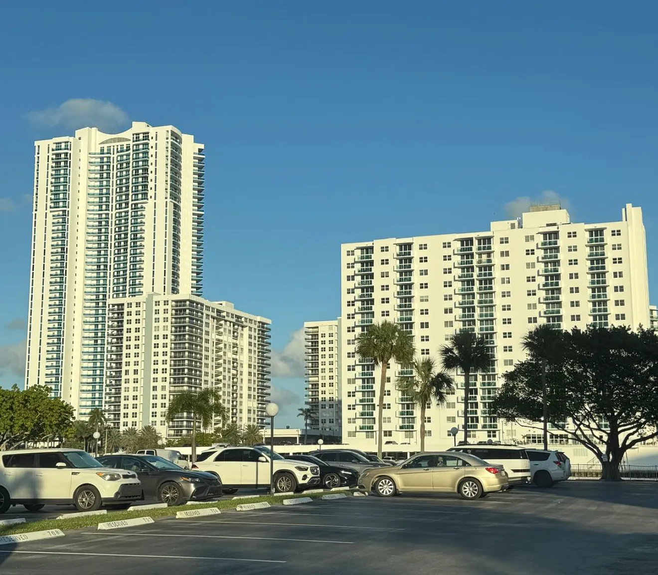 1 bed, 1.5 bath, 915 sqft, $1,950 — Photo 1