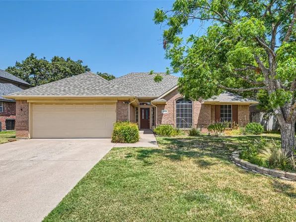 8525 Smith Dr, North Richland Hills, TX 76182