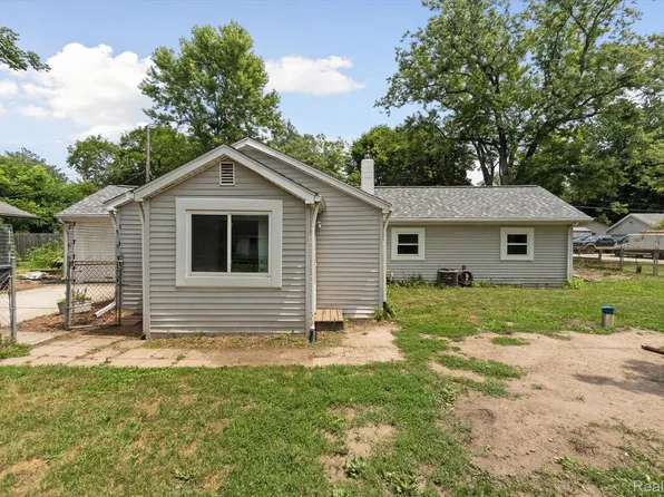 9110 Grove Dr, Whitmore Lake, MI 48189