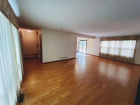 3rd image of 410 Bluestem Ave