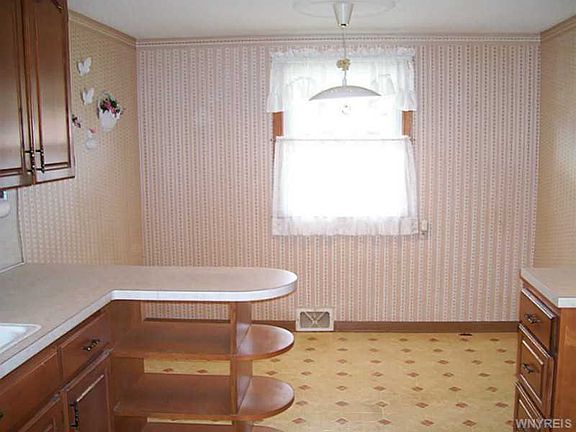 5th image of 92 Kemp Ave