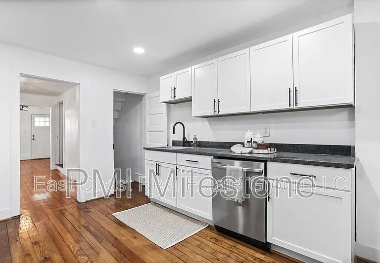 16 Woods Ln — Photo 3