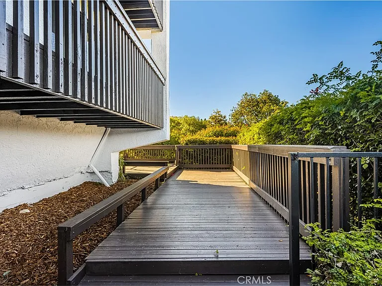 5 Yellow Brick Rd — Photo 51