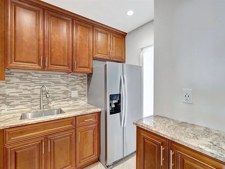 2400 NE 33rd Ave #212 — Photo 7