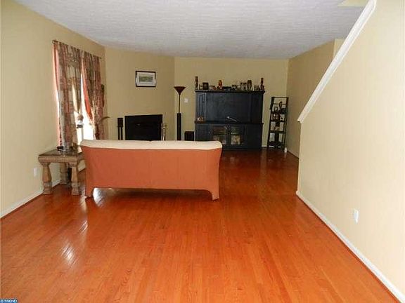 4th image of 427 South St