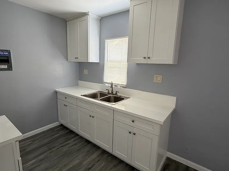 1020 E 12th St #4 — Photo 3