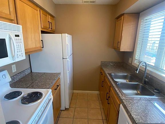 3rd image of 1531 D St APT 9