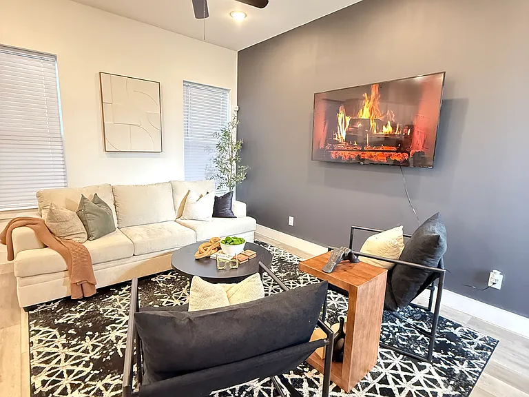 5527 Denmark St #B — Photo 33