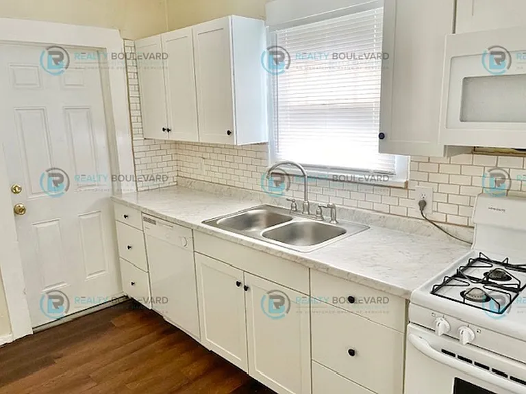 720 E 7th St #1 — Photo 5