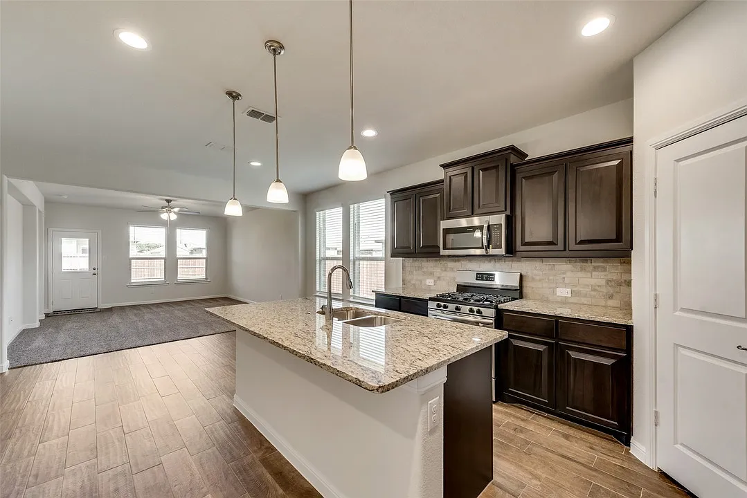 3 bed, 1808 sqft, $2,399 — Photo 3