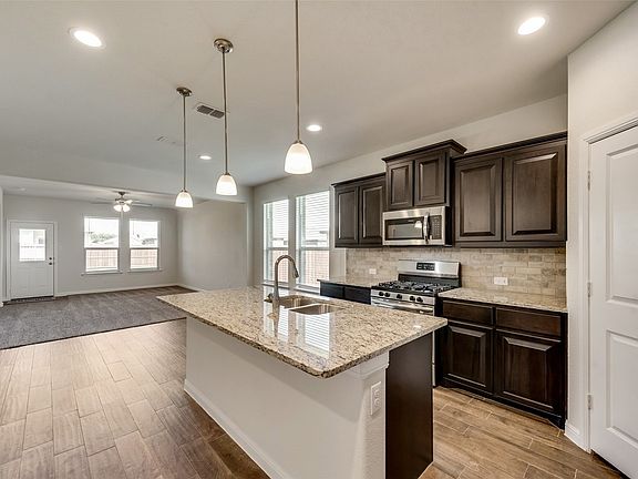 3rd image of 415 Helm Ln