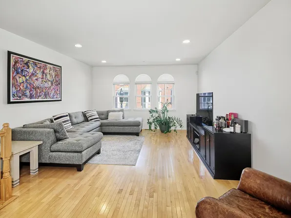 406 Newburgh Court image 3 of 31