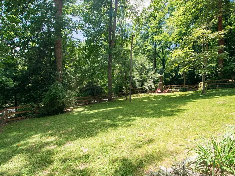 117 Lake Dr — Photo 8