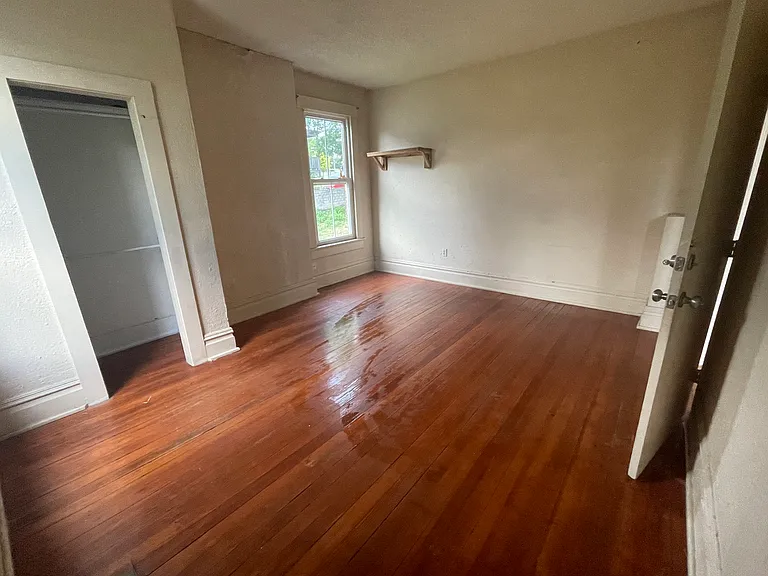 1235 E 8th St — Photo 8