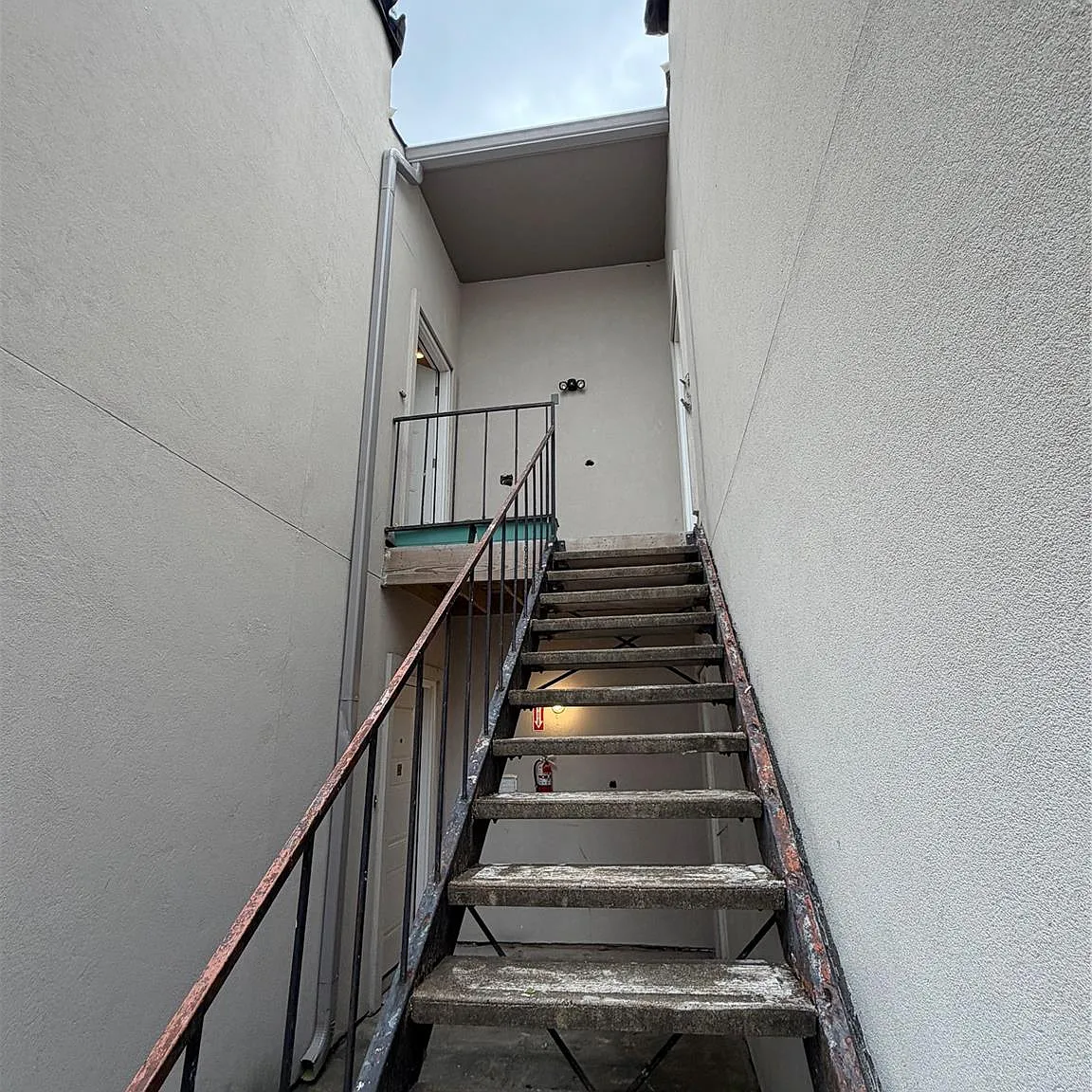 2 bed, 1.0 bath, 948 sqft, $1,350 — Photo 2