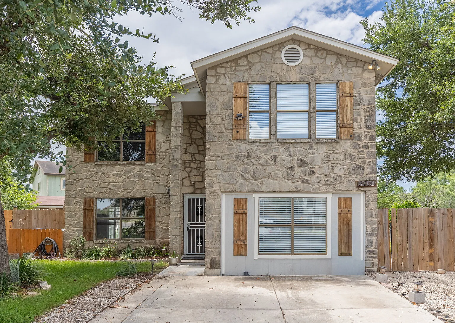 5 bed, 2.5 bath, 2612 sqft, $1,800 — Photo 1