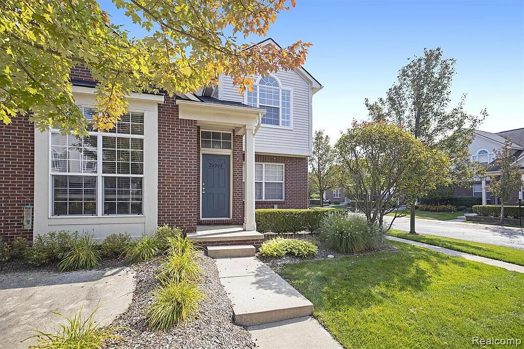 3 bed, 2.0 bath, 2170 sqft, $2,400 — Photo 1