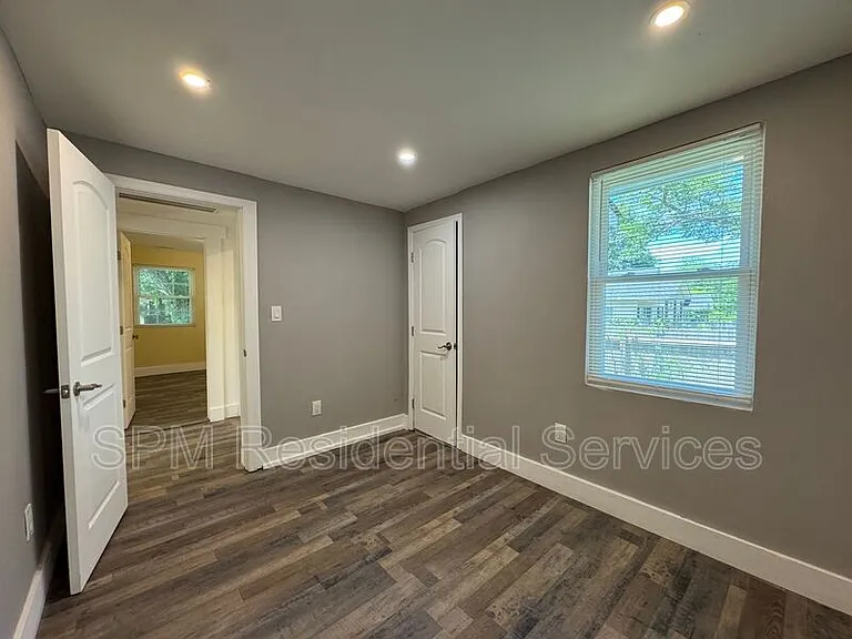 565 Manly Ave #B — Photo 8